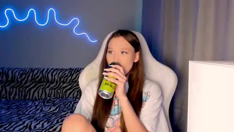 Mina online show from 10.27.25