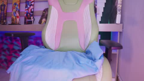 Snapshot of nia_mitsuki chatting on 12.19.24 samanta online show from 12.19.24