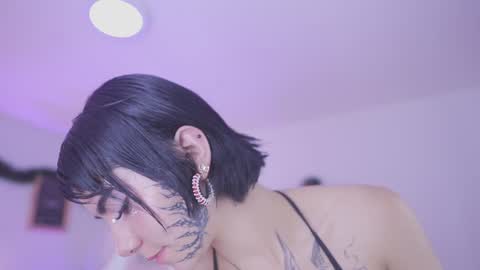 Snapshot of nia_mitsuki chatting on 12.21.24 samanta online show from 12.21.24