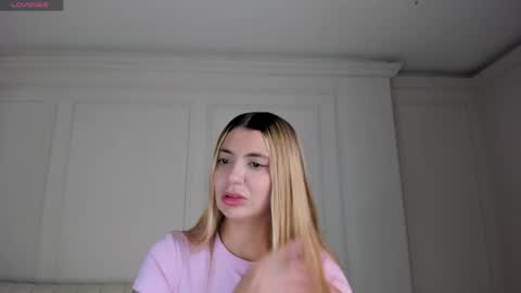 Snapshot of niaholland chatting on 04.25.26 SQUIRTER DOLL online show from 04.25.26