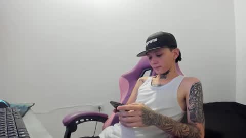 Snapshot of nick_straightboy chatting on 05.10.26 Nick online show from 05.10.26