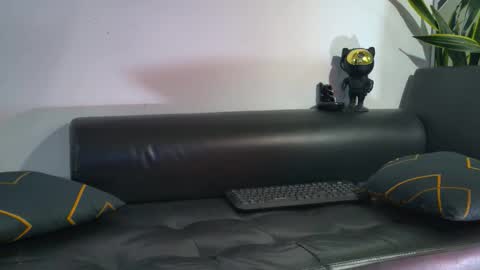 Snapshot of nicolas_veiny chatting on 11.18.25 Nicolas online show from 11.18.25