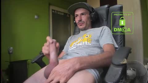 Snapshot of nicolasguy chatting on 09.10.25 L. Nicolas online show from 09.10.25