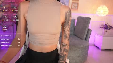 Snapshot of nicolecrawft chatting on 11.10.25 Nicole Crawft online show from 11.10.25