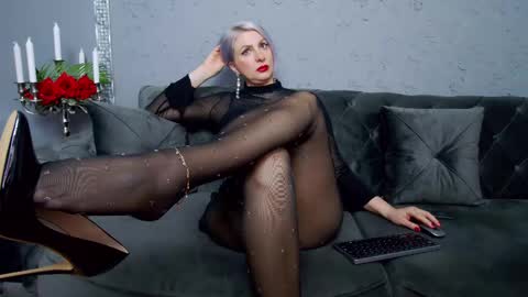 Nicole Domme online show from 02.10.25