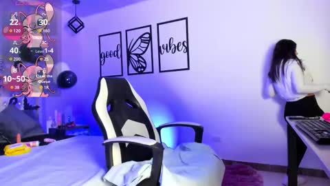 nicolee millerr online show from 10.28.25