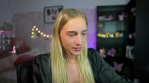 Snapshot of nicolette__shea_ chatting on 02.14.25 nicolette__shea_ online show from 02.14.25