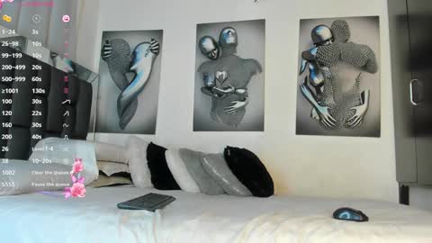 nicolle_hanks1 online show from 12.14.24