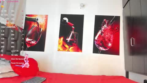 nicolle_hanks1 online show from 10.18.25