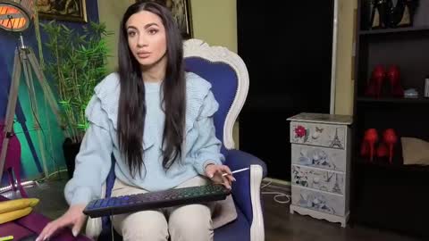 Nicolle online show from 02.21.25