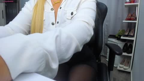 Snapshot of nicolporto chatting on 09.18.25 Nicol online show from 09.18.25