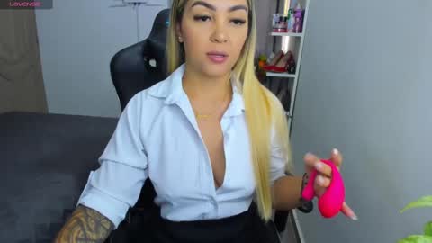 Snapshot of nicolporto chatting on 10.05.25 Nicol online show from 10.05.25