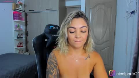 Snapshot of nicolporto chatting on 11.26.25 Nicol online show from 11.26.25