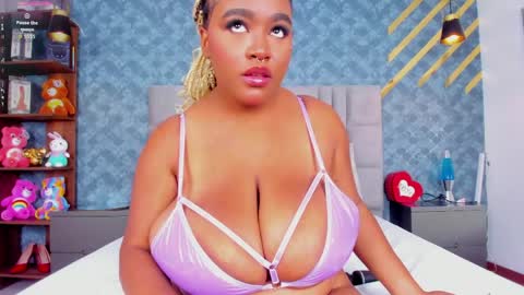 NiiaMoore online show from 04.06.26