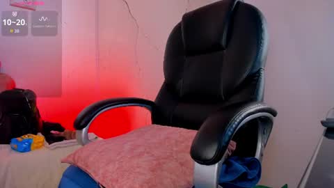 Snapshot of niickyjones chatting on 06.21.26 Anni online show from 06.21.26