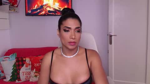 Snapshot of niickylovee chatting on 12.21.25 Nicolle Bustamante online show from 12.21.25