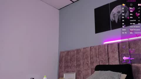 Snapshot of niicolle_evanss chatting on 11.16.25 Nicolle online show from 11.16.25