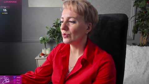 Snapshot of nika_smit chatting on 12.13.24 Nika online show from 12.13.24