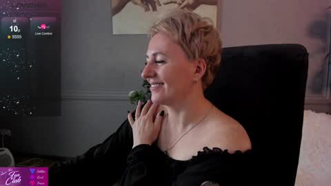 Snapshot of nika_smit chatting on 12.15.24 Nika online show from 12.15.24