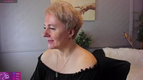 Snapshot of nika_smit chatting on 12.22.24 Nika online show from 12.22.24
