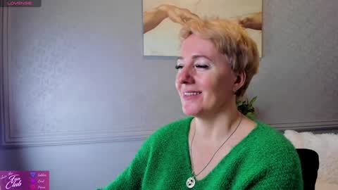 Snapshot of nika_smit chatting on 12.23.24 Nika online show from 12.23.24