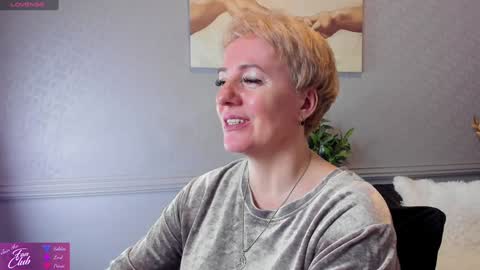 Snapshot of nika_smit chatting on 12.23.24 Nika online show from 12.23.24