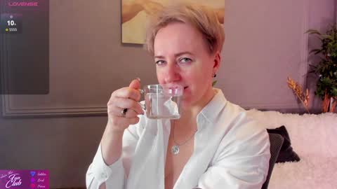 Snapshot of nika_smit chatting on 01.04.25 Nika online show from 01.04.25