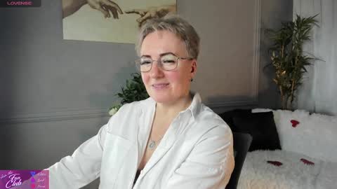 Snapshot of nika_smit chatting on 02.14.25 Nika online show from 02.14.25