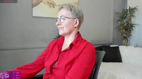 Snapshot of nika_smit chatting on 02.15.25 Nika online show from 02.15.25