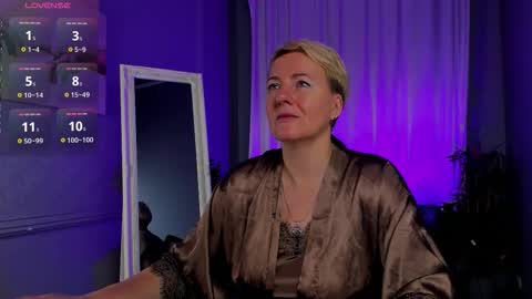 Snapshot of nika_smit chatting on 10.24.25 Nika online show from 10.24.25