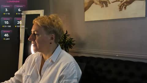 Snapshot of nika_smit chatting on 11.23.25 Nika online show from 11.23.25