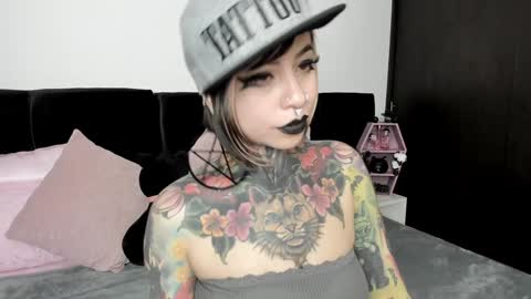 Snapshot of nikkiramone chatting on 01.10.25 Nikki Ramone online show from 01.10.25