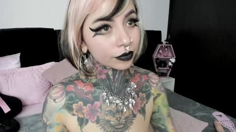 Snapshot of nikkiramone chatting on 01.11.25 Nikki Ramone online show from 01.11.25