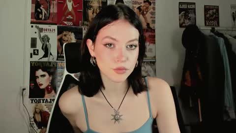 Snapshot of niky_jess chatting on 11.10.25 Veronica online show from 11.10.25