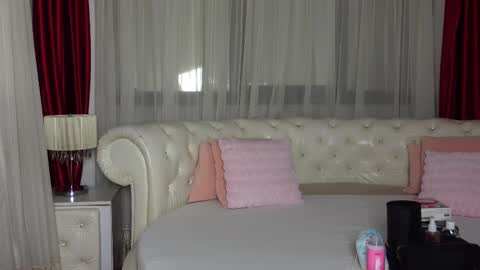 NinaCrystal online show from 02.14.25