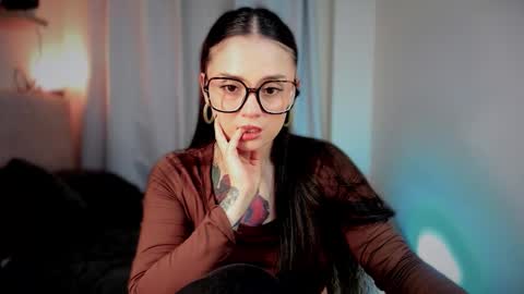 Snapshot of ninavolkov chatting on 10.30.25 ninavolkov online show from 10.30.25