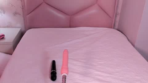 Snapshot of noa_butterfly chatting on 02.08.25 ambarsulliva online show from 02.08.25