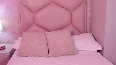 Snapshot of noa_butterfly chatting on 02.18.25 ambarsulliva online show from 02.18.25