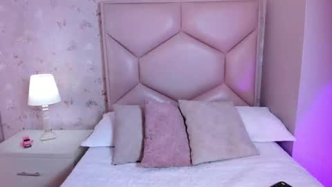 Snapshot of noa_butterfly chatting on 11.19.25 ambarsulliva online show from 11.19.25