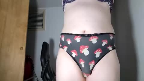 Snapshot of nonbinarybeauty20 chatting on 11.28.25 nonbinarybeauty20 online show from 11.28.25