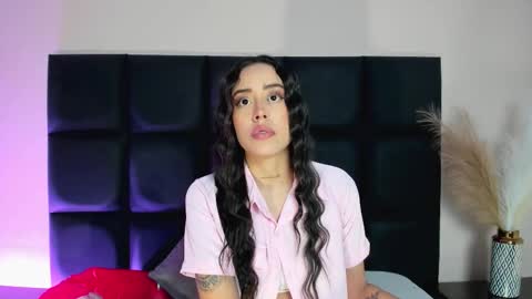 Nora Da Silva online show from 10.18.25