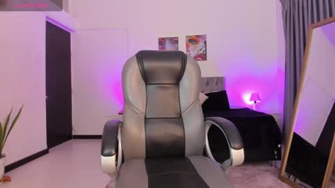 Snapshot of nora_vennucci chatting on 03.11.25 Nora online show from 03.11.25