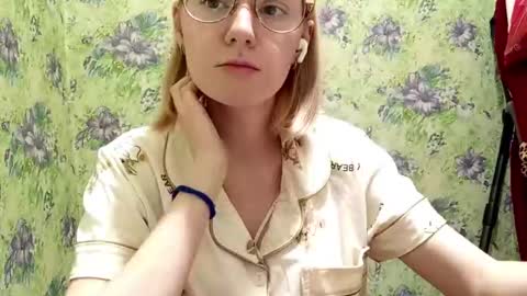 Snapshot of norinebaeza chatting on 10.27.25 Lola online show from 10.27.25