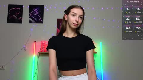 Hello My name is Helene NTMU  Finger up if u like what u see online show from 12.13.24