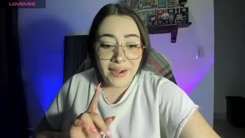 Snapshot of nova_gara chatting on 06.11.26 s online show from 06.11.26