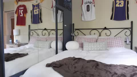 Nick and Tiffany online show from 10.06.25