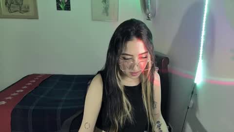 Snapshot of nymph_frida chatting on 01.03.25 Frida online show from 01.03.25