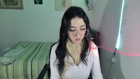 Snapshot of nymph_frida chatting on 03.03.25 Frida online show from 03.03.25