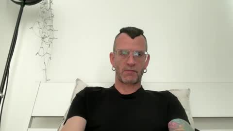 Snapshot of o_johnny_deep_o chatting on 06.11.26 Jonathan Deep online show from 06.11.26