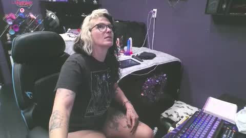 Snapshot of oddywithabody chatting on 02.23.26 Oddy With A Body online show from 02.23.26